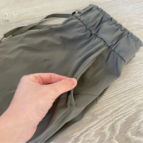 Lululemon pant size 4 - Picture 5 of 10
